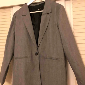  - En kavaj i strlk L, jag är själv en strlk M men har använt den som oversize kavaj! 😊 I fint skick! Frakt tillkommer