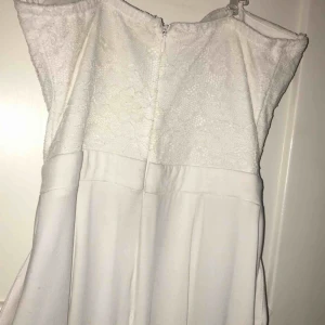  - Vit byxdress med Långa vida ben och använd men i mycket gott skick,finns justerbara band och man kan ta av om man vill! Tar emot bytning annars kan jag mötas upp i Centrala Stockholm eller så får köparen stå för frakt 50kr  Dressen passar st 32-34