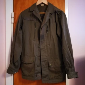  - Grön tygjacka, sparsamt använd