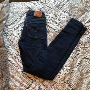 Levis jeans i storlek 24 (dvs XS-S) Köpta för 1000kr.  Pris: 399kr+ frakt