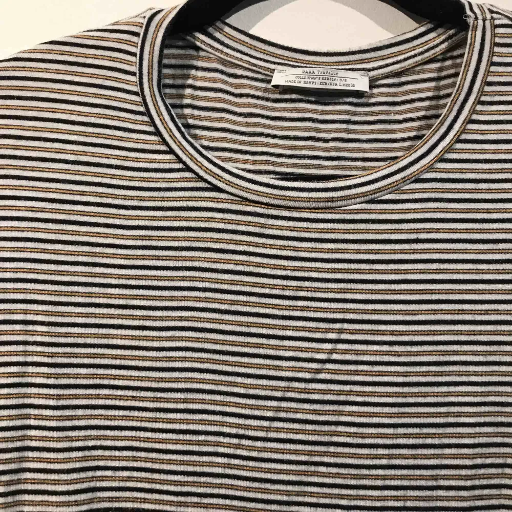 Säljer en randig tröja från Zara i storlek L. Frakten är inräknat i priset.. T-shirts.