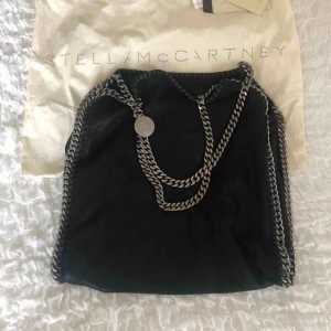  -  Väska från Stella Mc Cartney modell Falab Shagder small tote inköpt på NK 2014.   Väskan är använd men i bra skick.  Möjligtvis en svag färgförändring på vissa delar av kedjan.. men inget märkvärdigt. (Se bild 3)  Kvitto, tags och dustbag medföljer.  