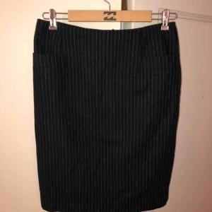  - Mörkblå, randliga kjol. Bra för vinter, varmt.