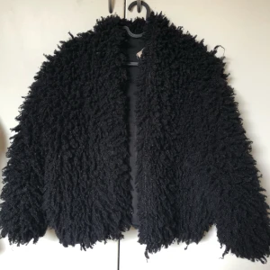  - Jättesnygg och mysig kort lurvig jacka från H&M. Supersnygg och varm💘💘