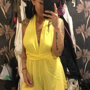  - Storlek L men då jag har lång överkropp köper ja oftast jumpsuit i storlek L . Men passar mig son är S-M