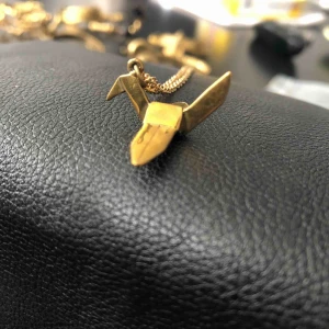  - Super fin pappersfågel i mässing  Lång kedja