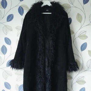  - En jacka i mjuk fusk"mocka" med fuskpäls runt kanterna.  Paisleymönster broderat nertill fram med svart garn. Köpt vintage och har ingen storleksmärkning, men jag som brukar använda L oftast tycker den sitter för tight överallt. Skulle säga att den passar bäst på S till liten L beroende på hur man vill att den ska sitta. + Porto. 