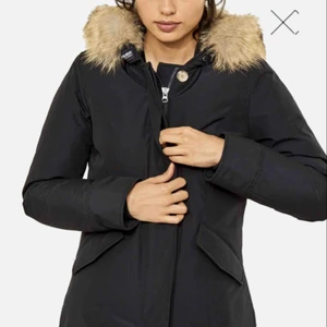 Woolrich jacka mörkblå - Använd en vinter. vill sälja den så att någon annan kan ha större användning av den än mig :) 