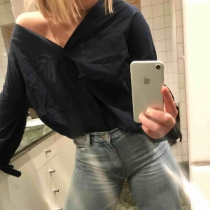  - Mörkblå skjorta med knyten vid änden av ärmarna. Prislapp fortfarande på och alltså oanvänd! Nypris: 300 kr.