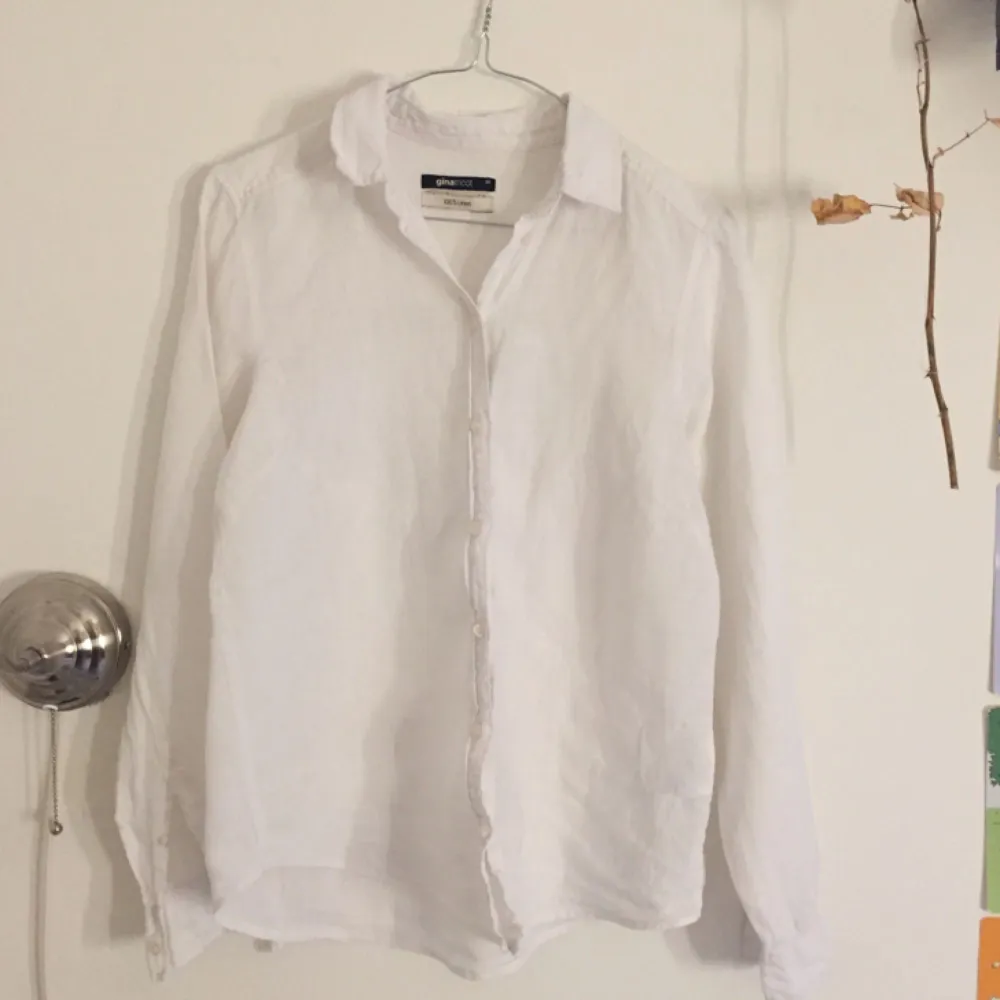 Superfin linneskjorta från Gina! Sparsamt använd, säljer pga för liten. Frakt tillkommer🌸. Skjortor.