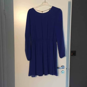  - Helt ny klänning från Bik Bok. Tunt tyg med djup rygg och ett guld smycke. Snygg kornblå färg
