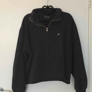  - Champion tjocktröja med kedja storlek XL. Passar även mig som är S så skulle säga att den är liten i storleken! Supermysig. 200 kr + frakt, skickar inom ett dygn 😋