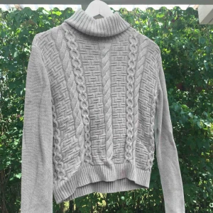  - En grå stickad polotröja, lite kortare i modellen Jätteskön och varm nu under kallare tider❄️  60 kr + frakt
