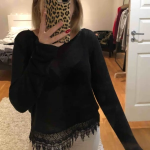  - Lite genomskinlig svart tröja från Gina, säljer pga att den är förstor för mig och aldrig används.  Kan mötas upp runt Stockholm, köparen står för frakt, tar helst bara swish.
