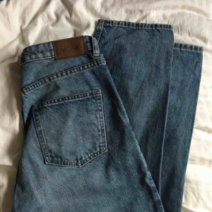  - Stretchiga Monkijeans som är ankellånga