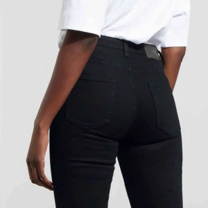  - Thursday jeans have a slim fit with a high waist. They sit tight on the upper body and have slim legs. Made of a mid-stretch material. Aldrig använda ✨😍, tyvärr lite för små för mig  Funkar för någon med ca storlek 36