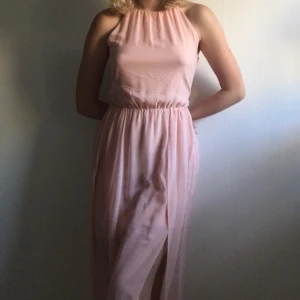  - En rosa lång klänning från BIK BOK, jättefin klänning i jättefint skick, är väldigt flowy när man går och passar jättebra till finare event så att säga!! Möts helst upp i Göteborg! 