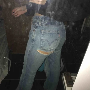  - Snygga Levis jeans! Får för mig att modellen heter 505, de är lågmidjade o lite bootcut. Rätt stor slitning på rumpan men det e en del av stilen!!👍