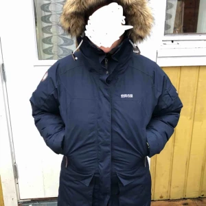  - Säljer en jätte fin som ny dam vinter jacka Altitude Design&Inovation. I utmärkt skick. Pälsen på huven avlägsnas. Färg Mörk Blå. Vattentät, storlek 36(S) Pris kan diskuteras.