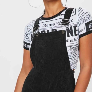  - Hängselbyxa i manchester från Missguided 😍✨ jättesnygg passform – ganska tight med vida ben. Helt ny med prislapp kvar! 💖