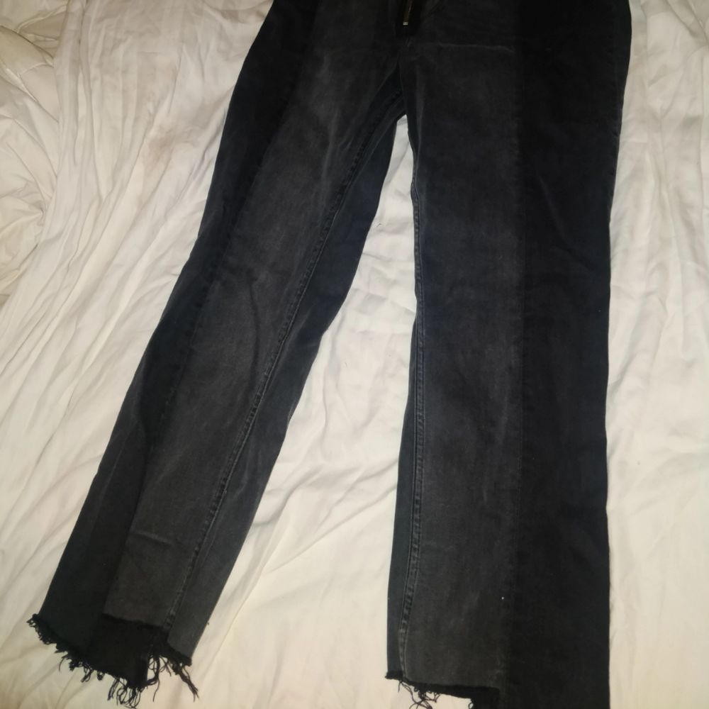 Selling my absolute favorite pants from Zara because they are too big for me now. The color fits best with the last picture, difficult to capture on picture. The jersey is light and dark gray with such a nice ring detail at the fly which spikes up any outfit! Sold out in store so first come, first served!. Jeans & Byxor.