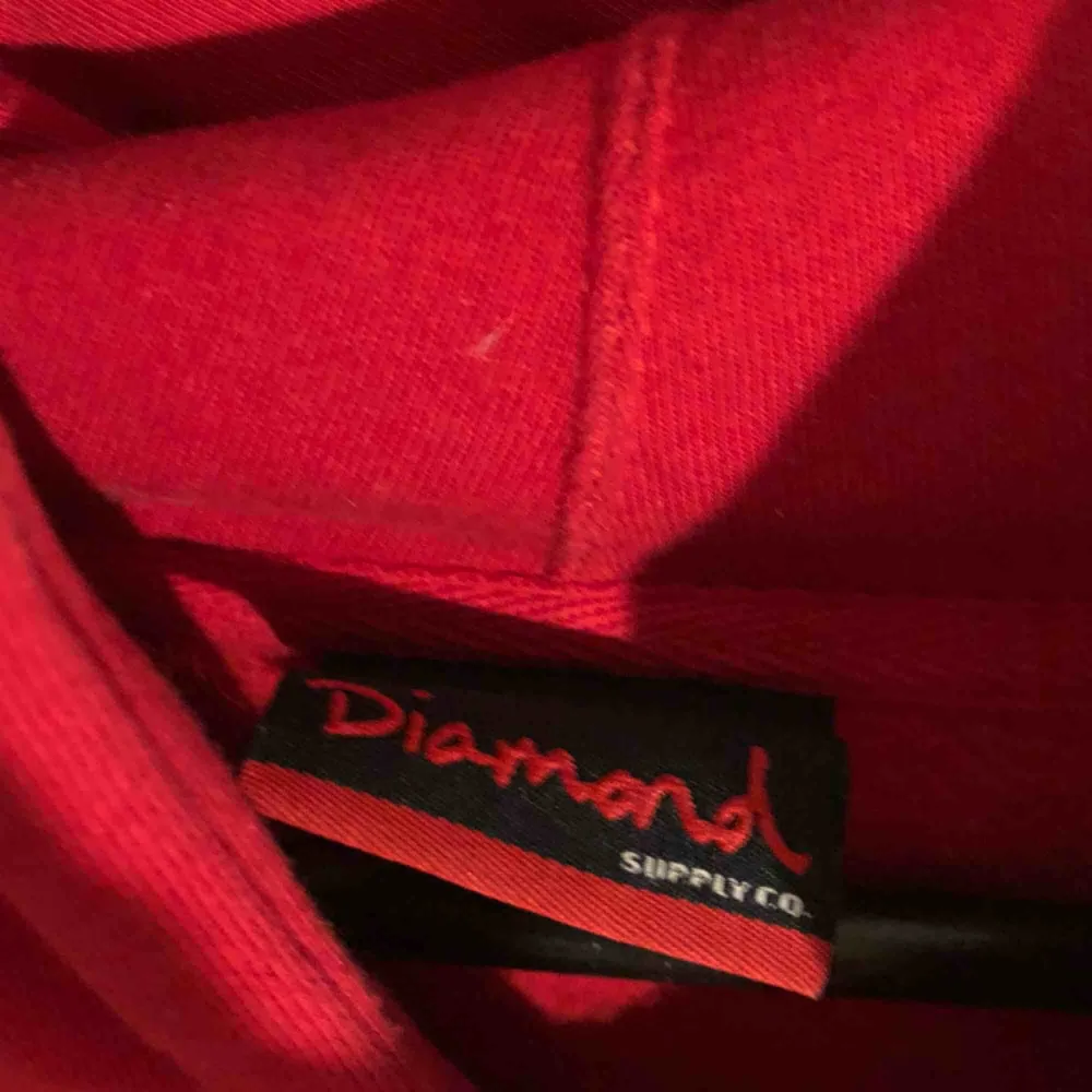 Diamond hoodie näst intill använd då den är för stor för mig.. inga fel i övrigt! Nice om man gillar oversized!  (250:- ink frakt). Hoodies.
