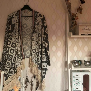  - Snygg kofta med fransar, bohemisk 