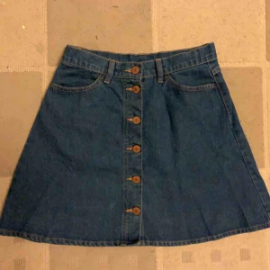  - En jättefin kjol jag tyvärr inte använt många gånger då jag tycker den är för kort för mig. I bra skick och kan hämtas i Eskilstuna eller skickas. 