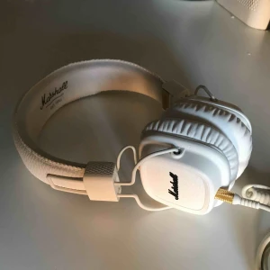  - Marshalls Major II hörlurar i vit. Endast använda ett par gånger. Riktigt bra ljud och tidlös design. 
