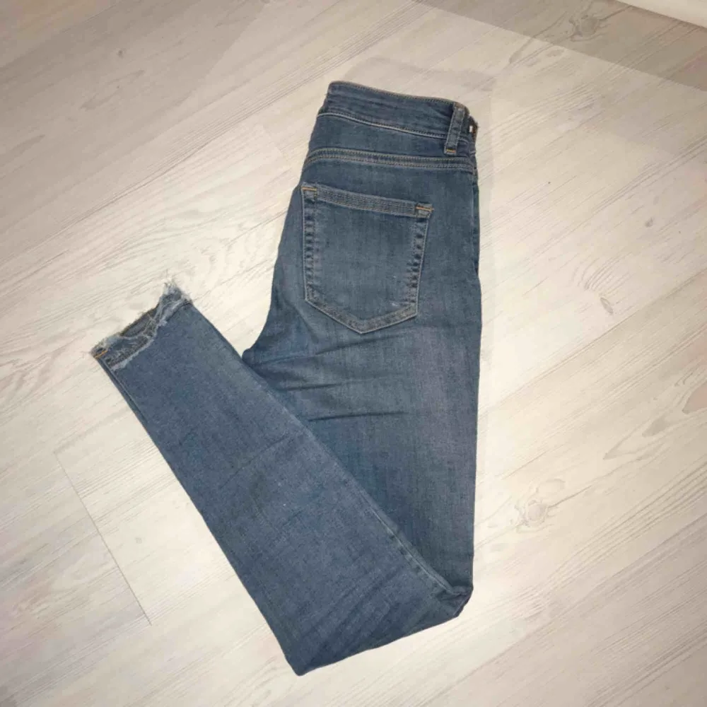 Blåa jeans från Pieces i normalt skick! Hål på ena knät 🌟🌟 frakt tillkommer. Jeans & Byxor.