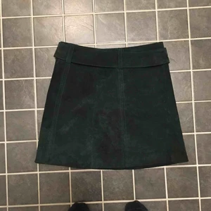  - Kjol från Zara, knappt använd. Mörkgrön mocka, frakt tillkommer eller lämnas över i Stockholm