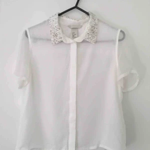  - Vit blus med pärlor på krage