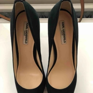  - Karl Lagerfeld skor,köpt från Florida, använt bara några gånger, men tyvärr är för stora! Hämtas från hornstull