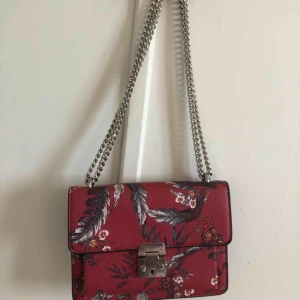  - Väska ifrån Mango med silver kedja. Superfint skick 