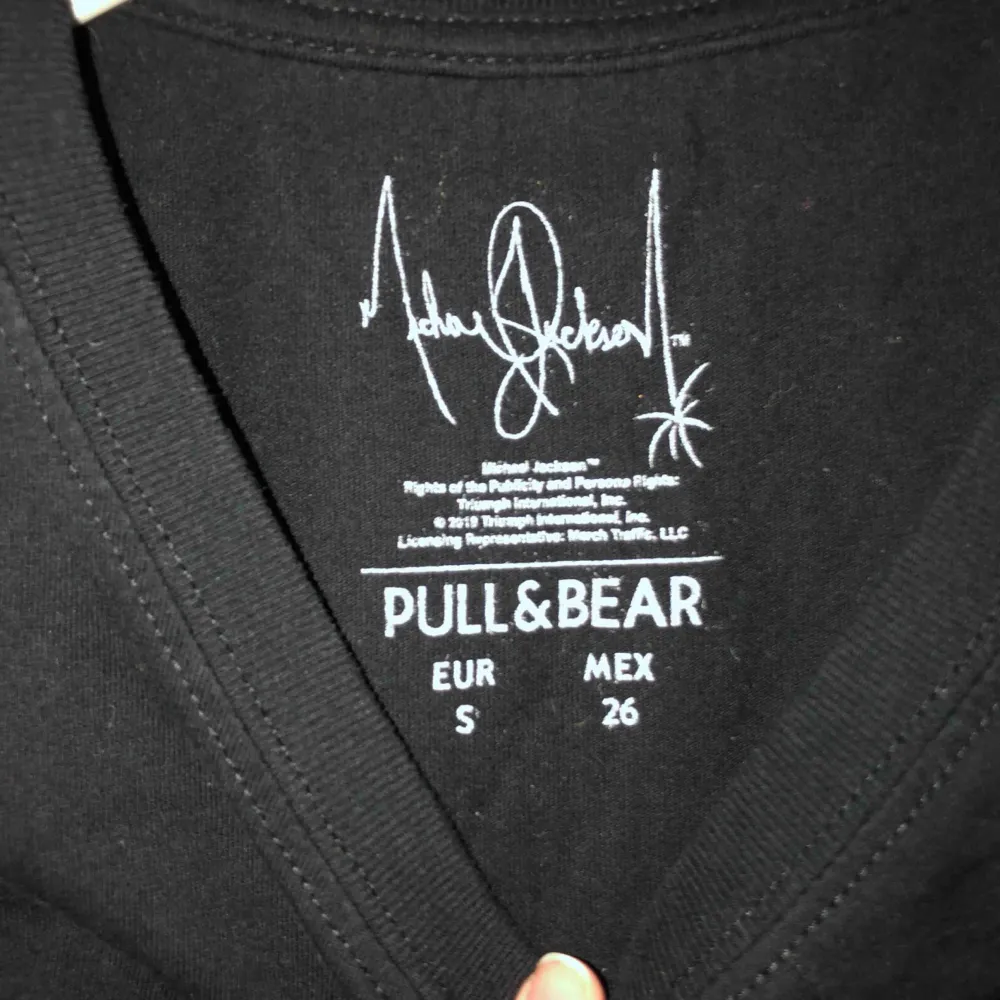 Lite oversized t-shirt från pull&bear med Michael Jackson motiv💕💗 Använd fåtal gånger. Köparen står för frakten💕. T-shirts.