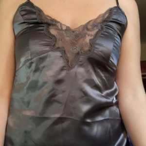  - Säljer denna klänning/nattlinne i silkigt tyg med spetsdetalj!