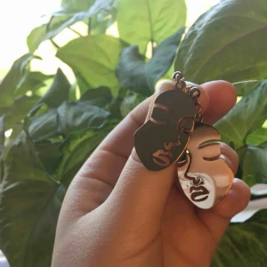  - 🍒Supersöta örhängen som tyvärr aldrig kommer till användning😢 pris kan diskuteras vid snabb affär❤️ har du frågor är det bara att skriva☺️🍒