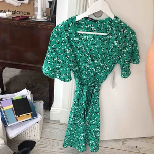  - Oanvänd klänning från Gina tricot - lappen sitter kvar! Supersöt sommar klänning som är väldigt skön