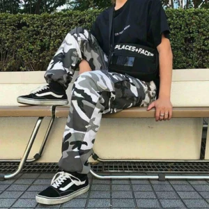  - camo pants köpa på Från Ö till A! använda en gång. fraktar inte men möts upp i sthlm!  (första bilden är inte min men det är så de sitter!)