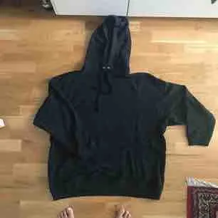Supercool Hood tröja ifrån weekday med stort print på ryggen. Modellen är over sized. Nypris ca 600, inköpt för ett år sen. Hoodies.