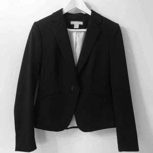  - Oanvänd kavaj. Frakt ingår i priset. Nypris 299:- 