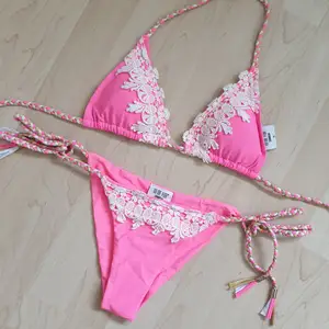 Rosa bikini med vit spets och flätade band i storlek XS i både överdel och underdel. från Elsa and Rose (tidigare To die for).  Sitter supersnyggt och är sparsamt använd så den är i mycket fint skick!  Nypris ca 550 kr.  Kan hämtas i Linköping, eller fraktas mot att köparen står för fraktkostnaden. Jag tar dock ej ansvar för varan efter att den är inlämnad.