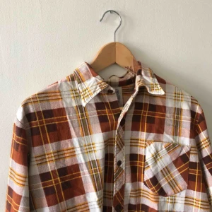  - Vintage flanellskjorta i trevligt skick. 70/80-tal. 41/42 på lappen. Sitter som medium. Något kost i armarna så passar personer som är ca 170