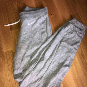  - Nike mjukisar. Dom är ljusgrå och i fint skick! Säljes pga för små. Frakt betalar köparen💛