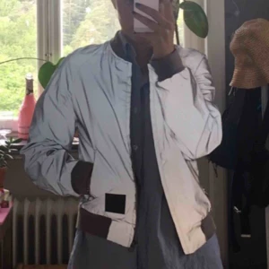  - Reflexjacka från Örjan Anderson, har använt den ett par gånger så den är inte som ny men nypriset var runt 900kr och priset nu kan diskuteras🐚⭐️