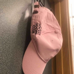  - Anti social social club  keps Har en liten fläck framtill Frakt kostar 35kr