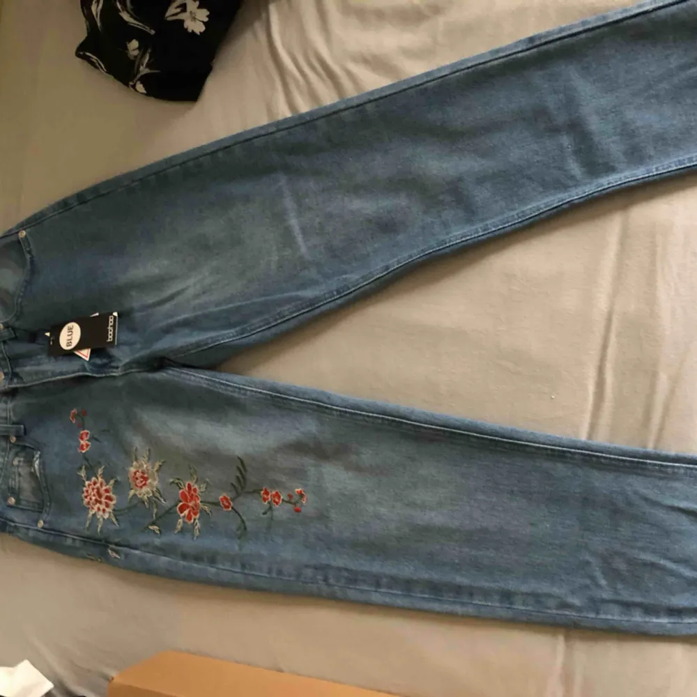 Oanvända blåa Mom-jeans från Boohoo  Kan mötas upp i Malmö/Lund, annars står köparen för frakt!   . Jeans & Byxor.