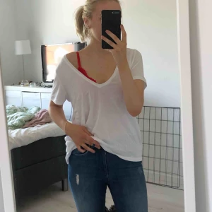  - V-ringad t-shirt från NAKD.  Använd ett fåtal gånger då den var lite för urringad för min smak. Nypris: 129kr, mitt pris 30kr + frakt 