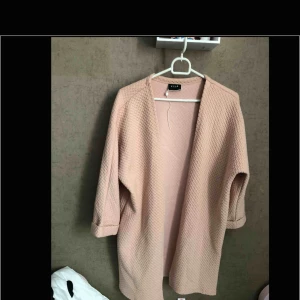  - Helt ny oanvänd kofta från vila i stl S. köparen står för frakt!!