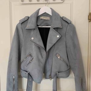  - En fin biker jacka ifrån zara i ”mocka”!  Färgen är ljusblå/babyblå   Säljer pga att den ej kommer till någon användning.  Om den behöver fraktas står köparen för fraktkostnaden!  Priset kan diskuteras!